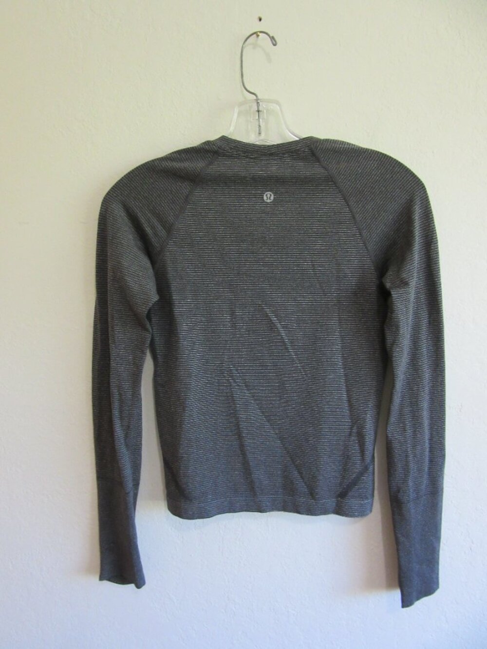 lululemon Energy Creates Energy 4 Long Sleeve Thumb Opening Top - Picture 2 of 2